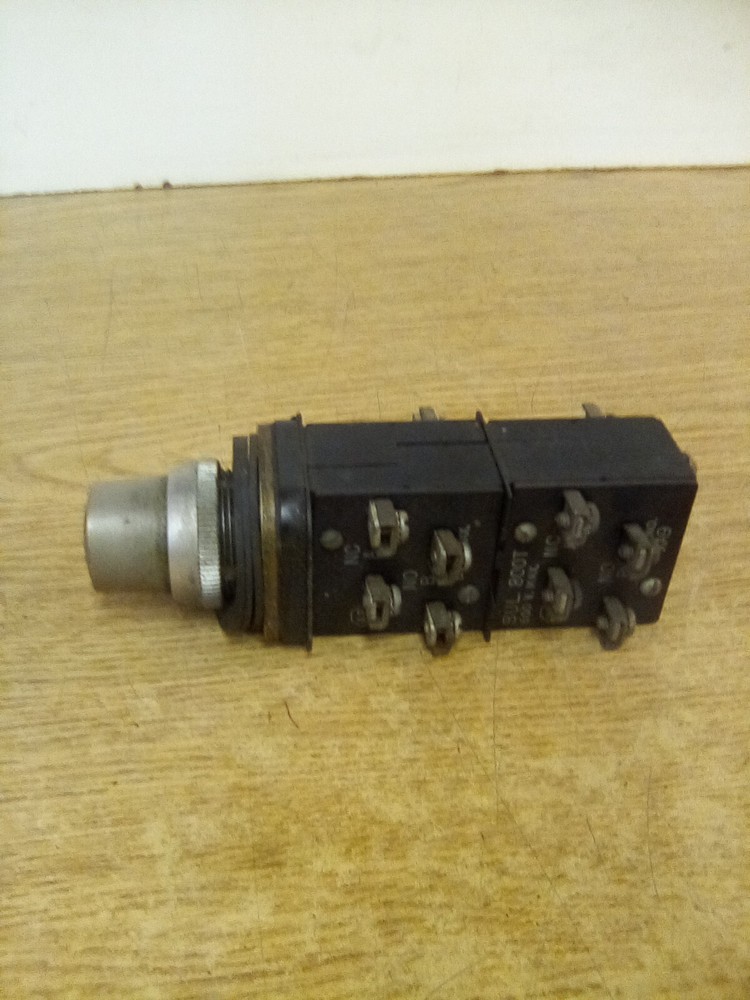 Allen Bradley 800T-XB9 Selector Switch "NO KEY"