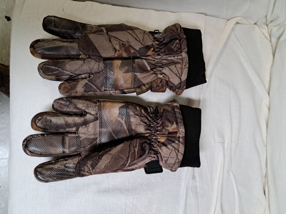 Waterproof Hunting Gloves in Real Tree Camo