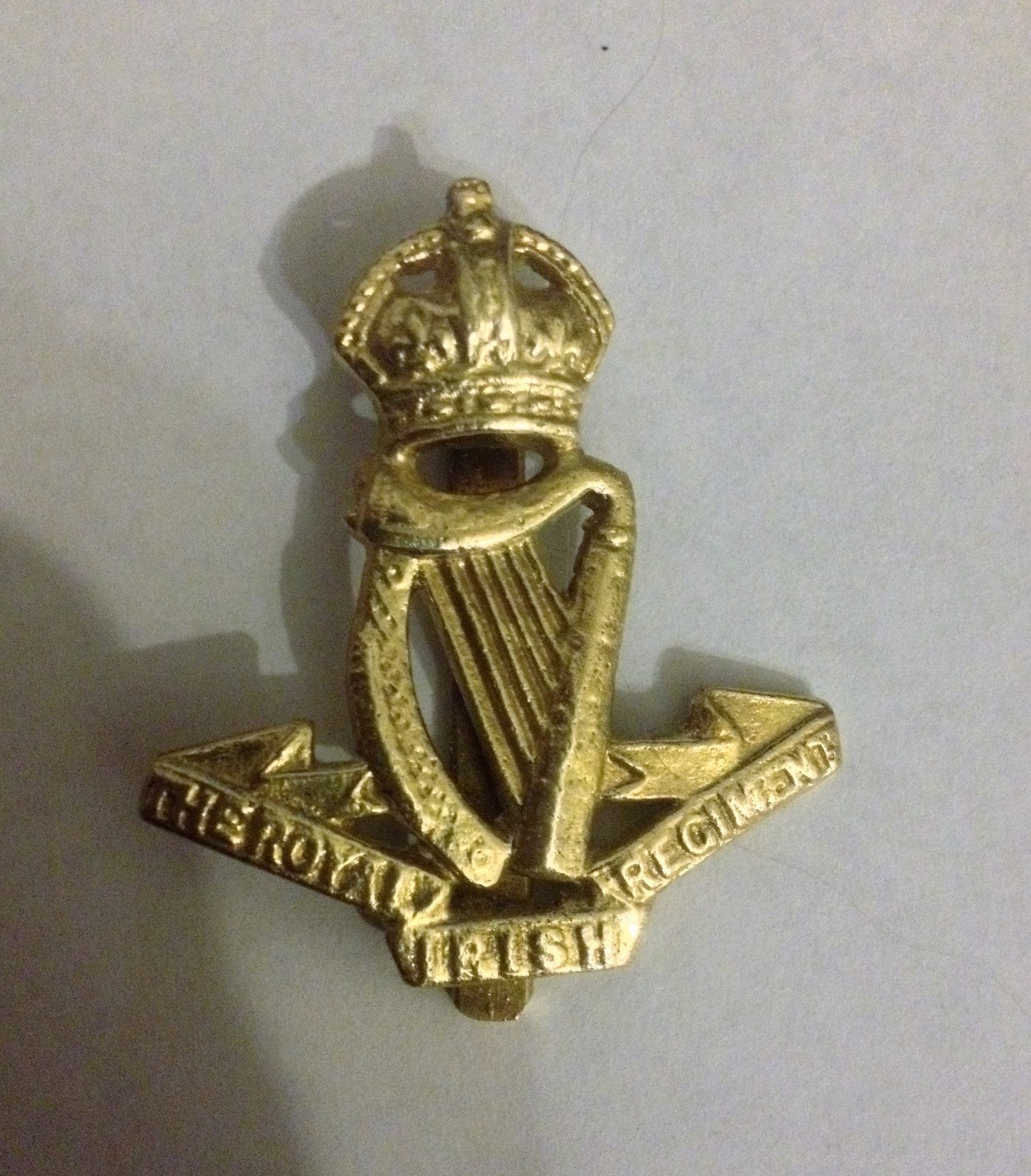 ROYAL IRISH REGIMENT Cap Badge WW 1 METAL