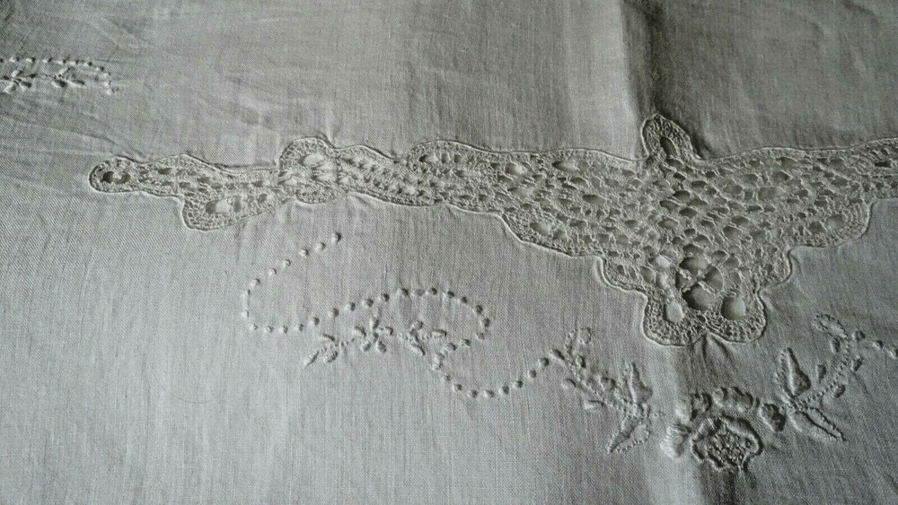 linen sheet with tombolo applications