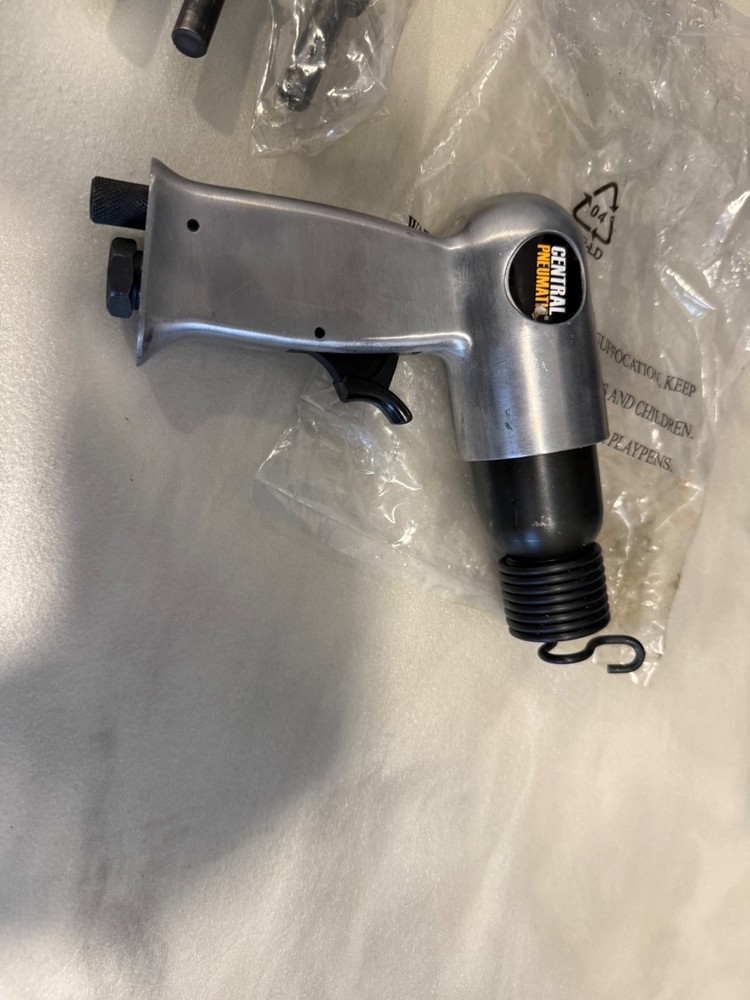 new central pneumatic air hammer chisel new 92037 with bits tools