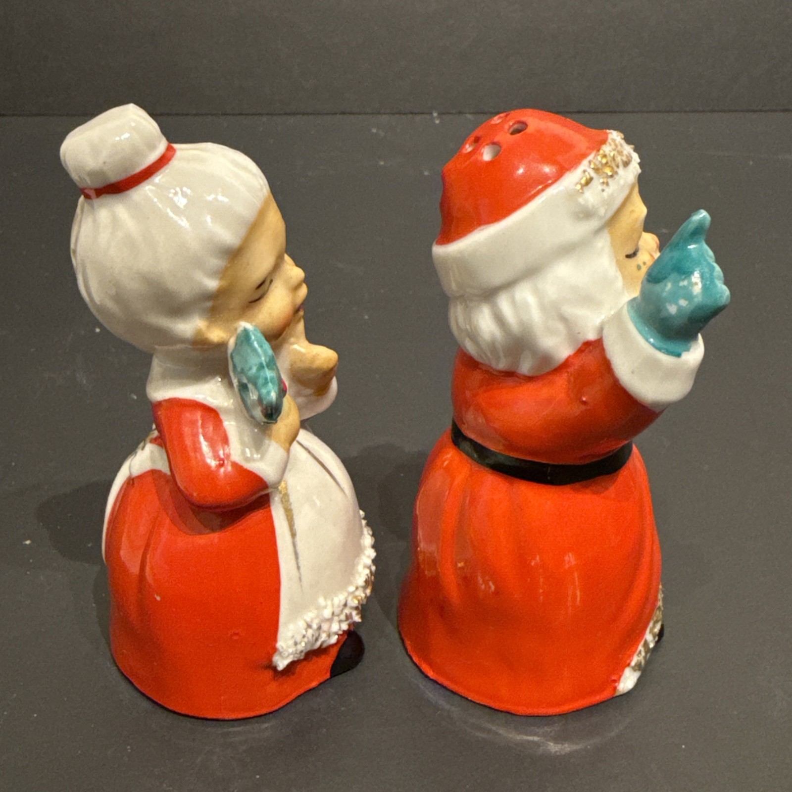 Vintage Lefton Santa & Mrs. Claus Salt & Pepper Shakers Spaghetti Trim Gold 4”