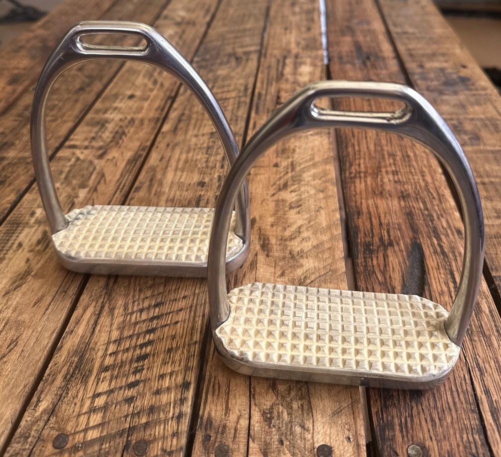 Fillis Stirrup Irons w/pads 4.25”
