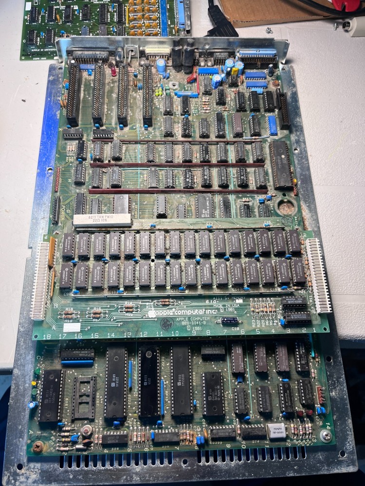 Apple III Computer 256k - Powers On - For Repair - Missing One Key