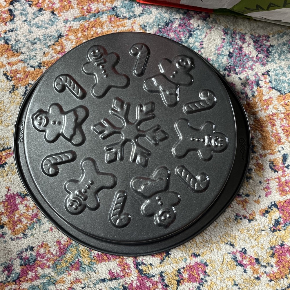 wilton Holiday Pan NWT 9” x 2”