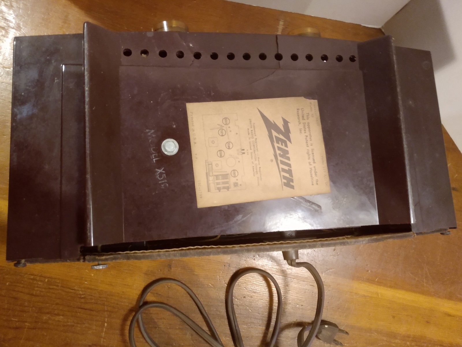 Vintage 1955 Zenith X519 AM Tube Clock Radio