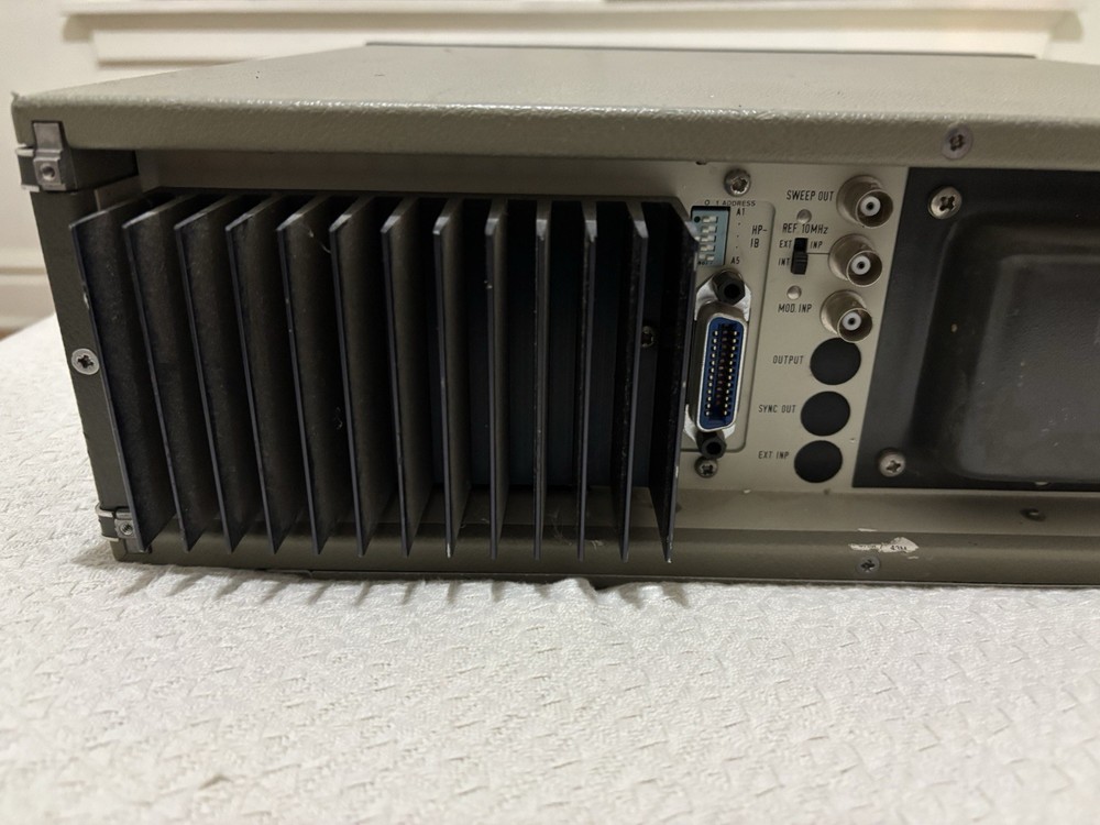 HP 8165A 1 mHz-50 MHz Programmable Signal Source