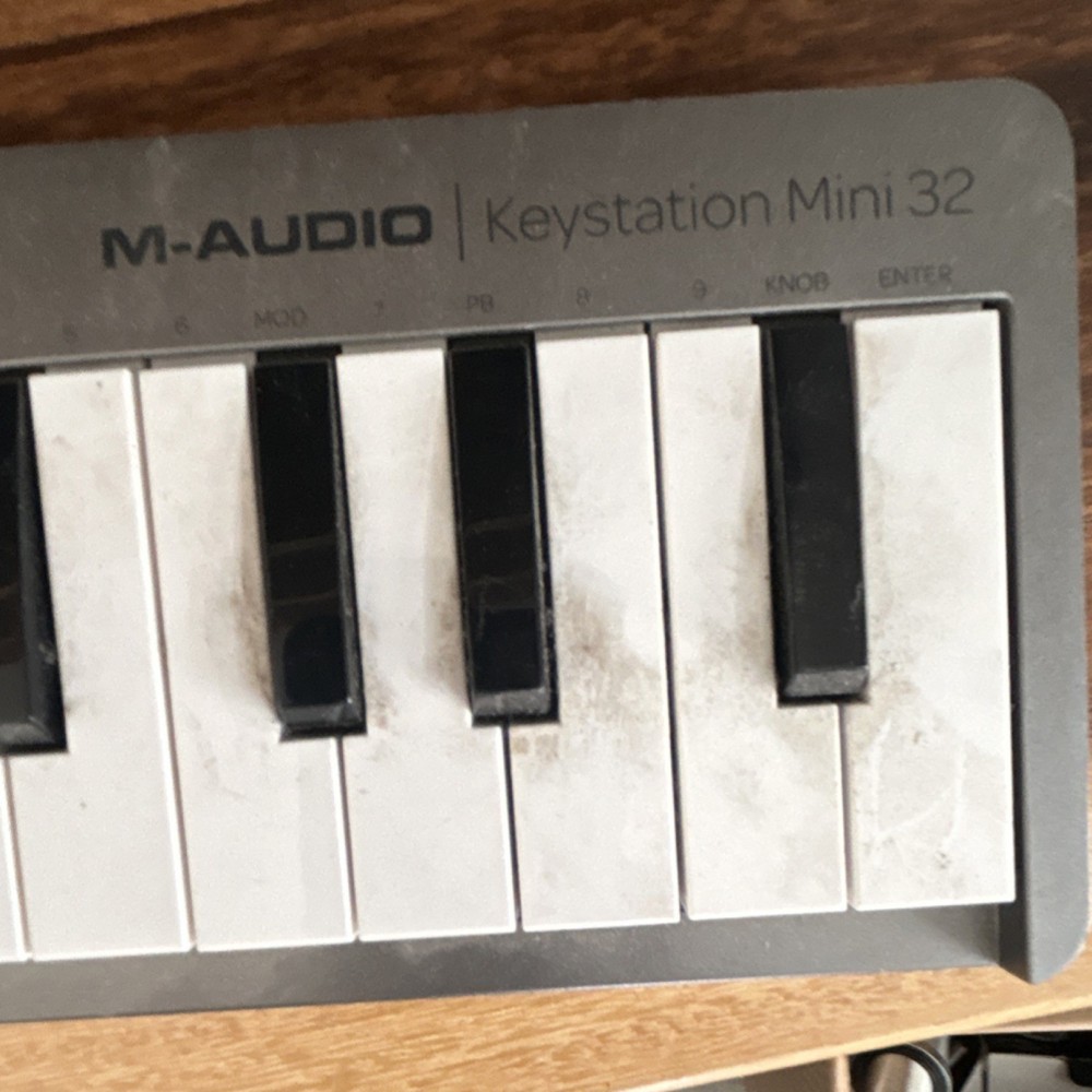 M-Audio Keystation Mini 32 USB Keyboard Controller, Pitch & Mod Wheels, 32 Keys