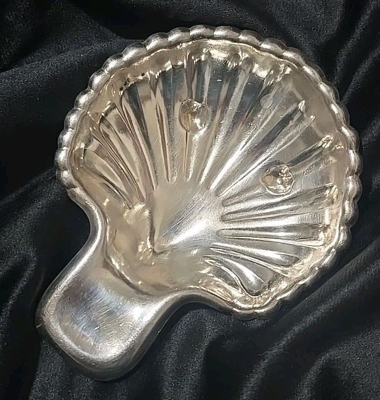 Victor Silver Co. Silver Plate Shell Shaped Nut / Candy Dish – Vintage
