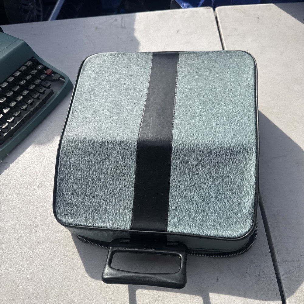 Olivetti Lettera 32 Barcelona Spain Typewriter Zippered Case Tested Working