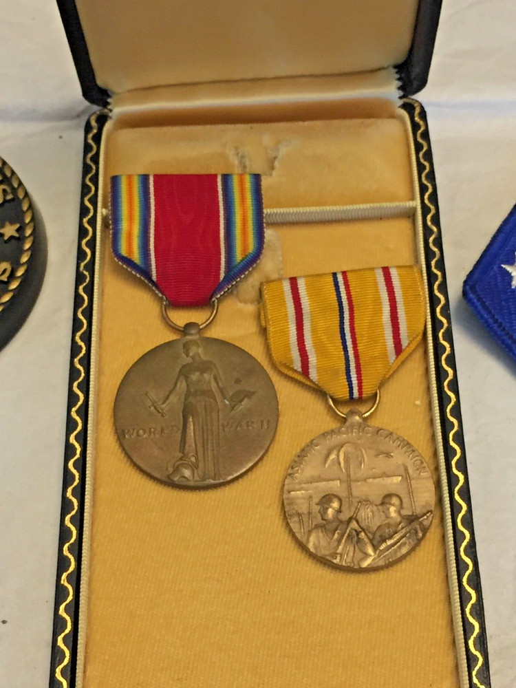 USMC WW II Marine Corps Metals Military insignia Army World war two