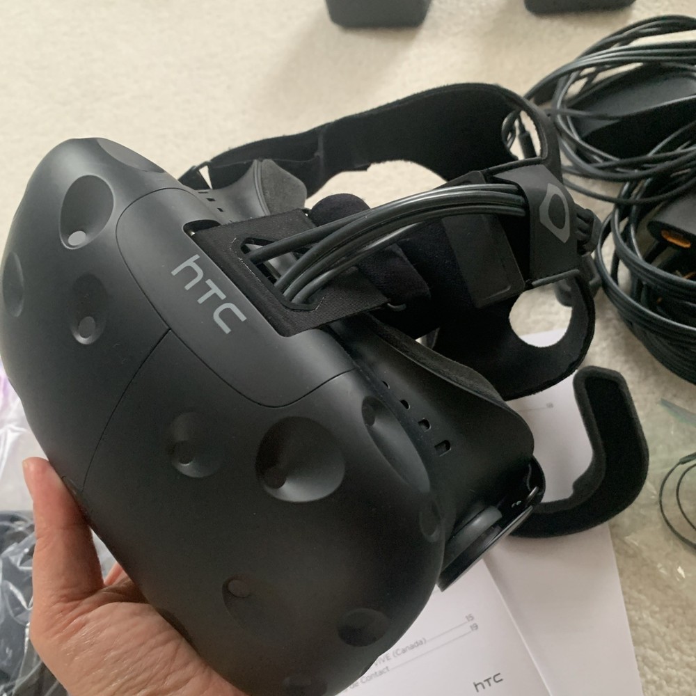 HTC Vive VR Headset Complete Set Full Kit System Steam VR PC Virtual Reality