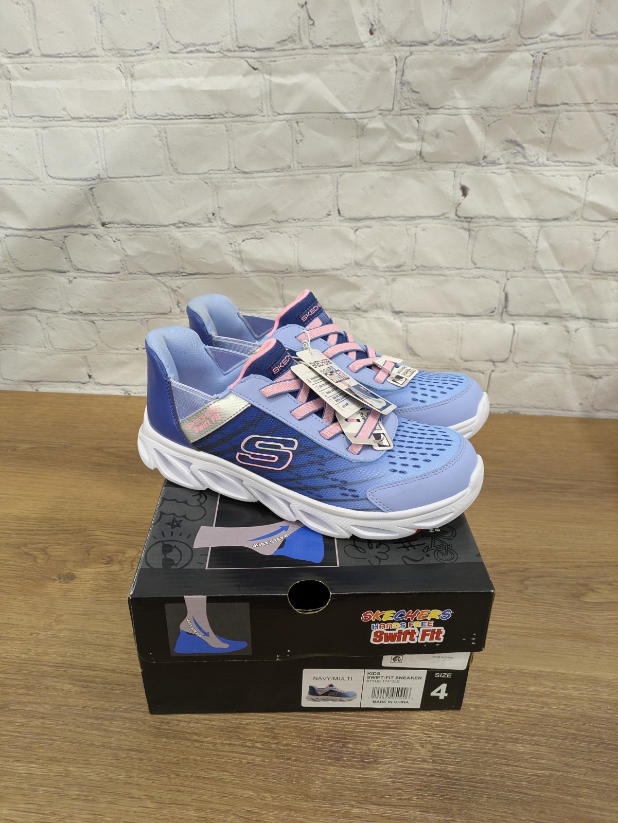 Skechers Kids Lightweight Hands Free Swift Fit Sneaker Size 4 Navy/Muti