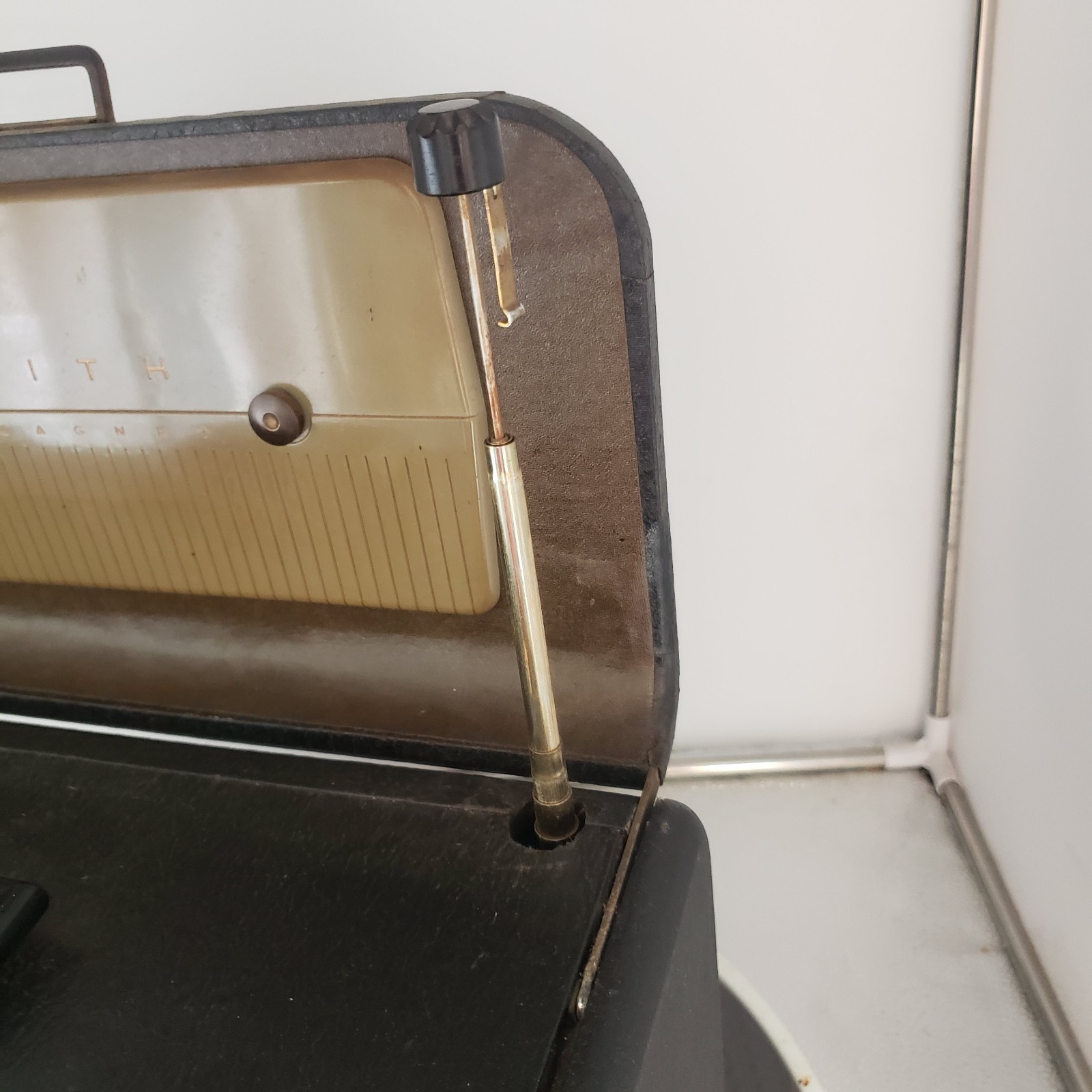 Zenith Trans-Oceanic Portable Shortwave Tube Radio 1950's Power Up