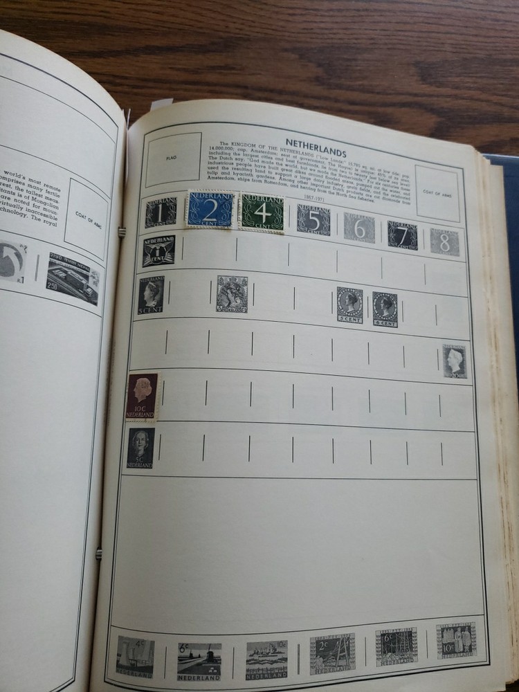 H.E.Harris Statesman Deluxe World Stamp Album with 120 Stamps Holds Up To 30,000
