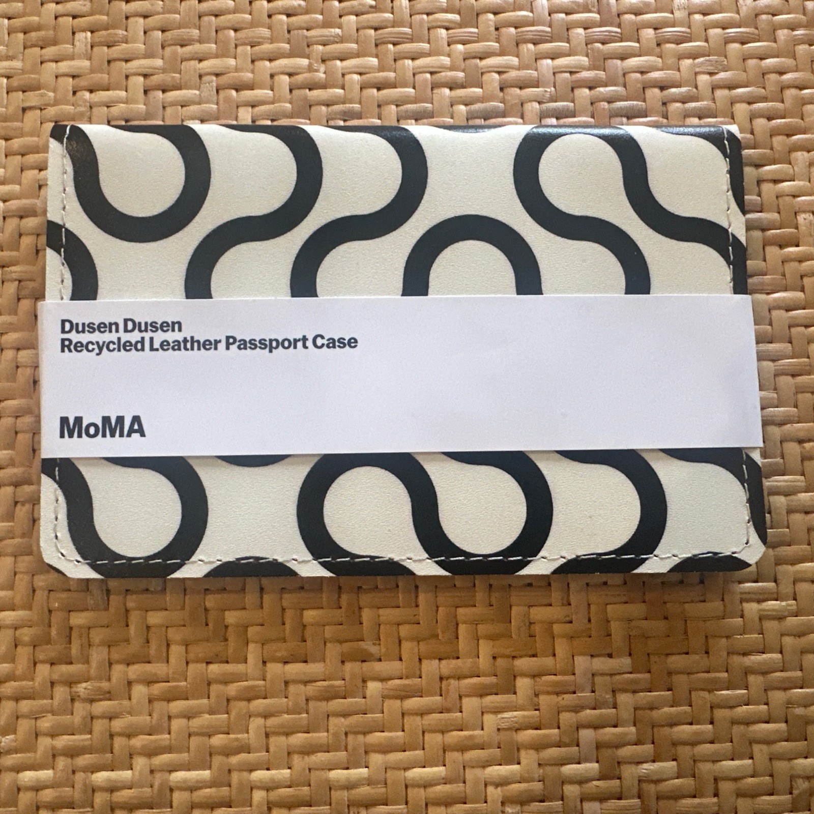 Dusen Dusen Passport Case Arc MoMA Recycled Leather NWT