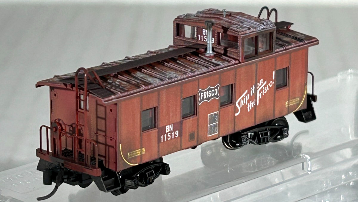 MICRO-TRAINS N SCALE 36' RIVETED STEEL CABOOSE FRISCO 10044580