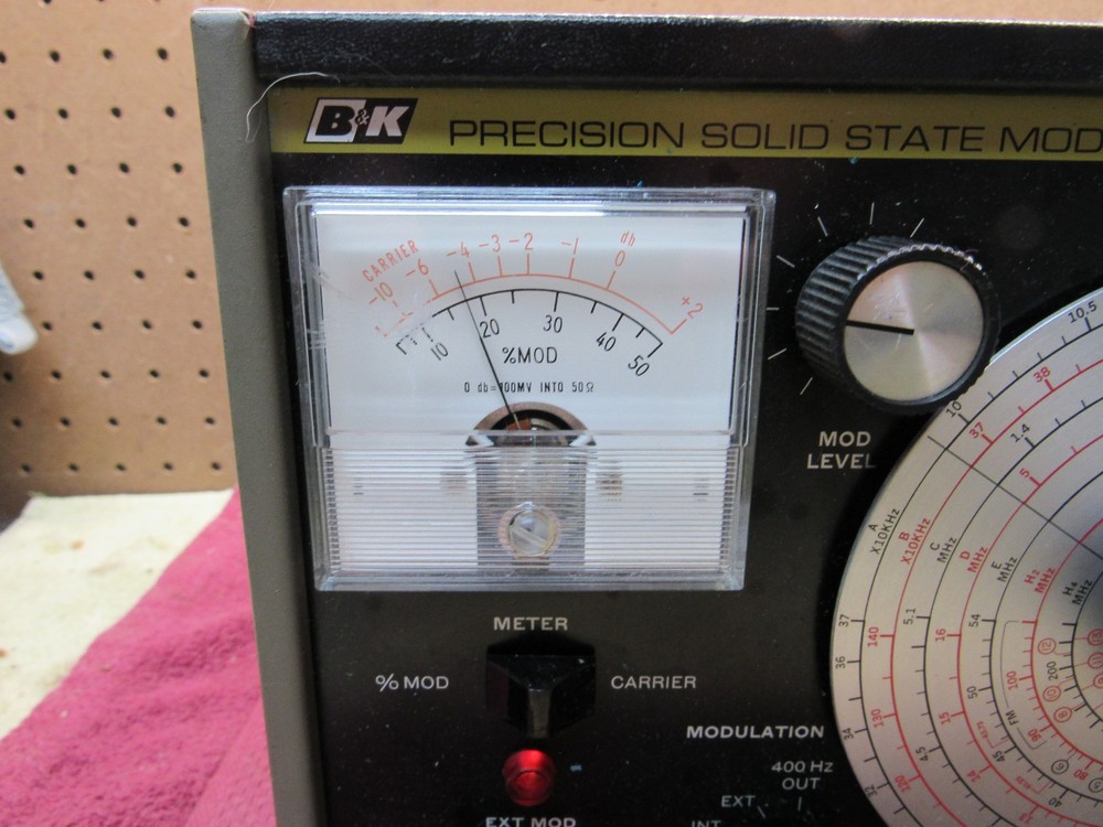 Vintage B & K Precision E-200D Solid State RF Signal Generator Dynascan