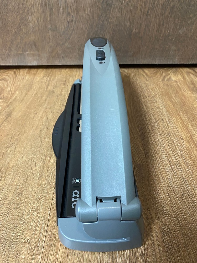 Staples ARC 11-Hole Desktop Paper Punch for DiscBound Notebook System