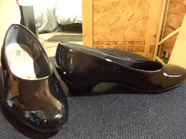 Bates Women's Black Hi-Gloss Pump