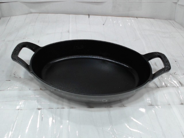 UsedGood - Staub Flat Graphite Oven Dish, Oval, 24cm