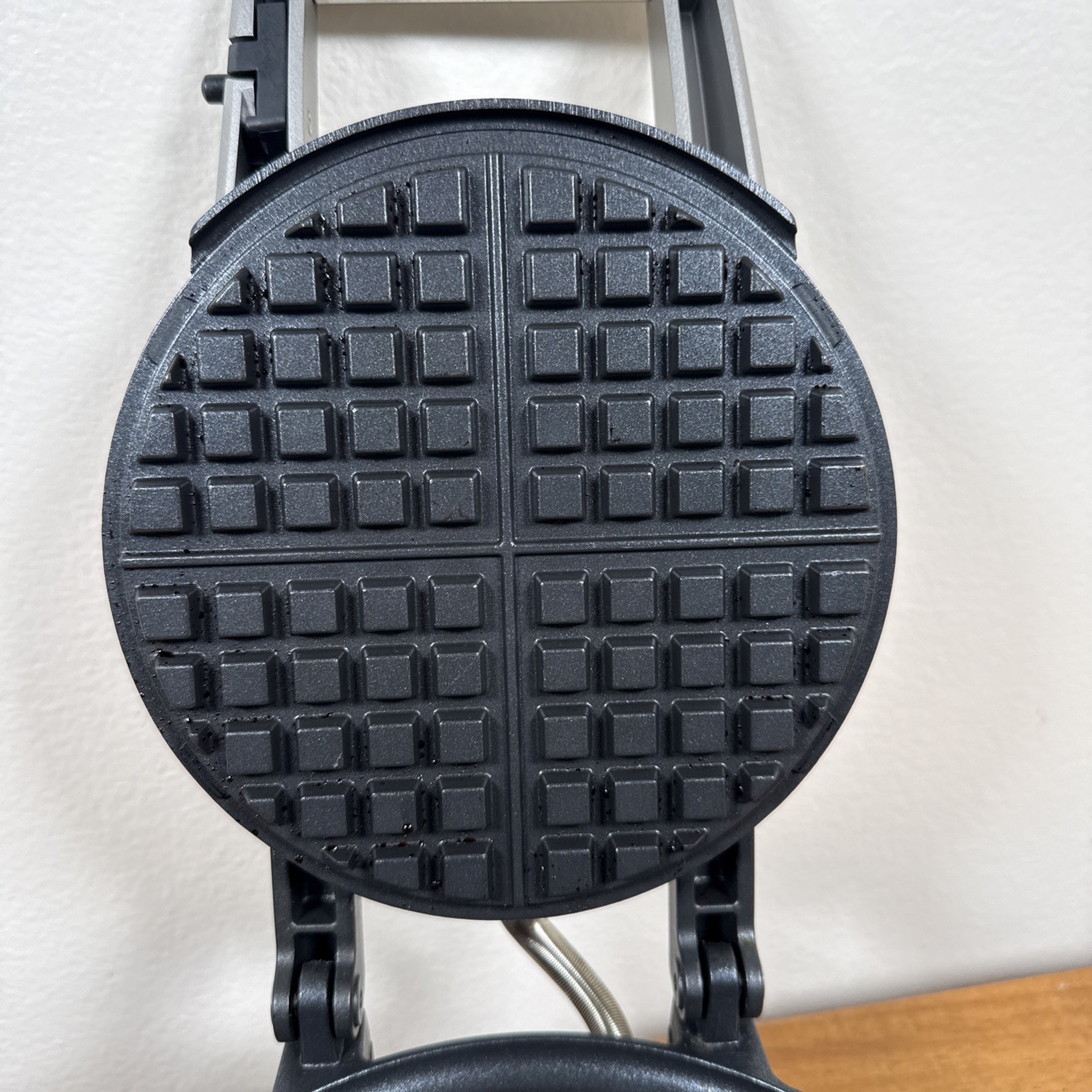 Breville BWM520XL No-Mess Round Waffle Maker Brushed Stainless Steel 7 Settings