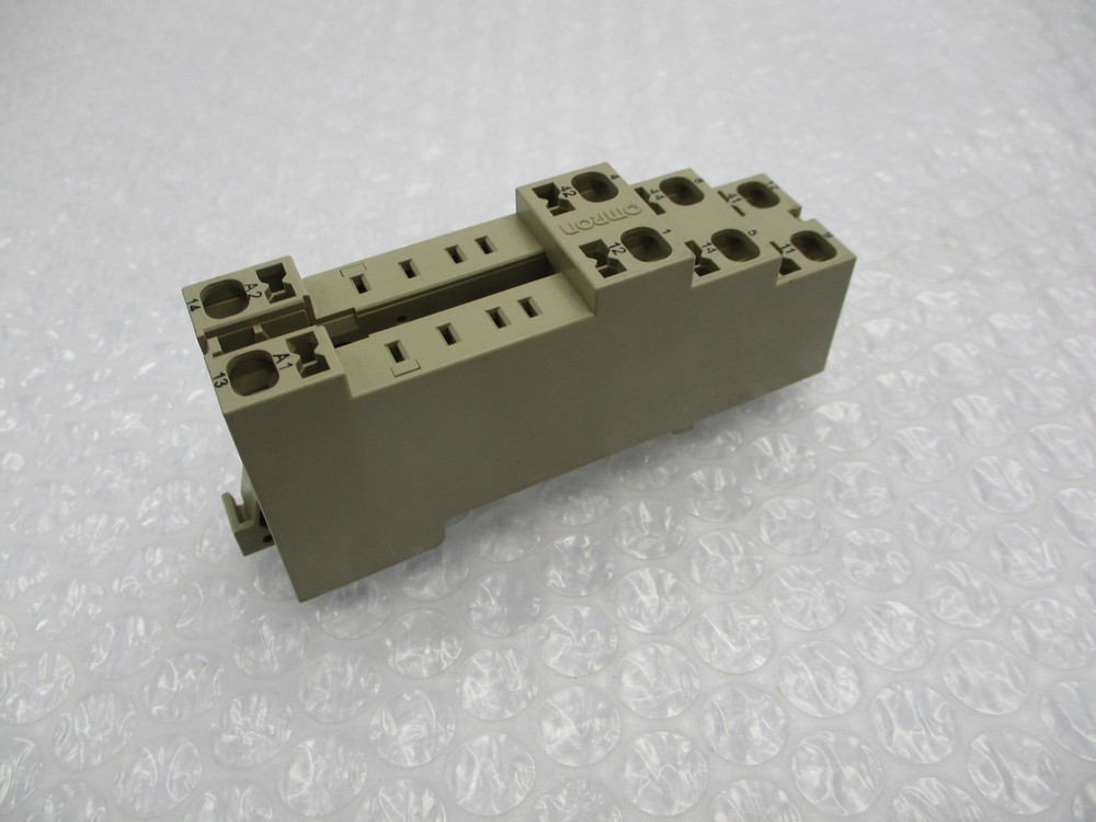 OMRON PYF08S RELAY BASE NSNP