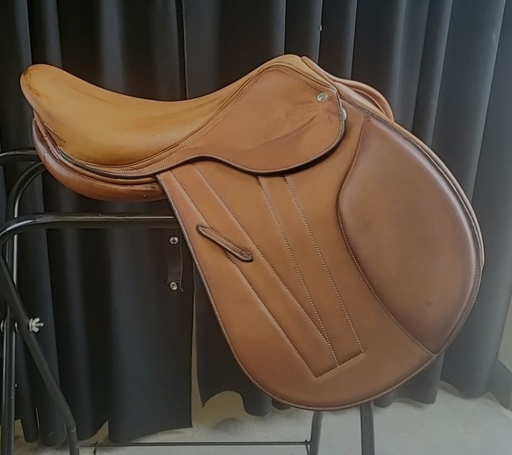 ** CLOSE CONTACT ENGLISH SADDLE 17", MEDIUM TREE REGULAR FLAP **
