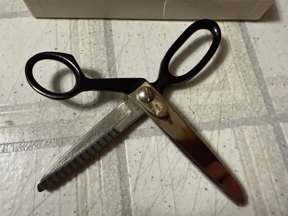 VERY NICE KLEENCUT PINKING SHEARS W/THE AUTOMATIC STOP IN ORIGINAL BOX & INSERT