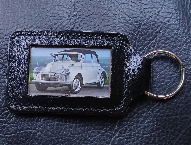 MORRIS MINOR SPLIT SCREEN CONVERTABLE CAR PICTURE KEYRING FOIL PRINTED LEATHER