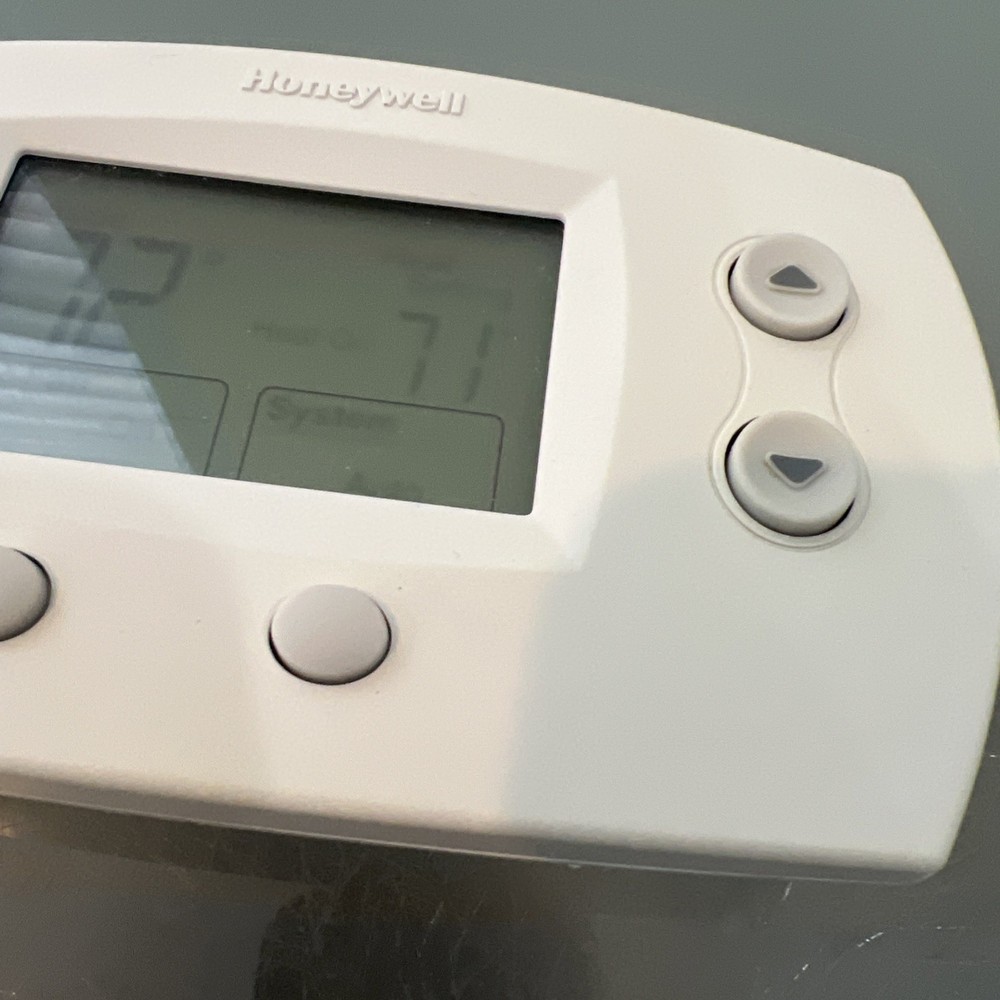 Honeywell TH5220D1003 FocusPro 5000 Non-Programmable Thermostat