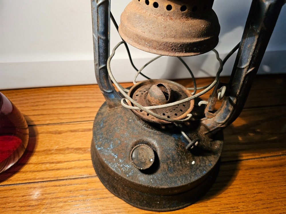 VINTAGE DIETZ #100 LANTERN RED GLOBE COMPLETE