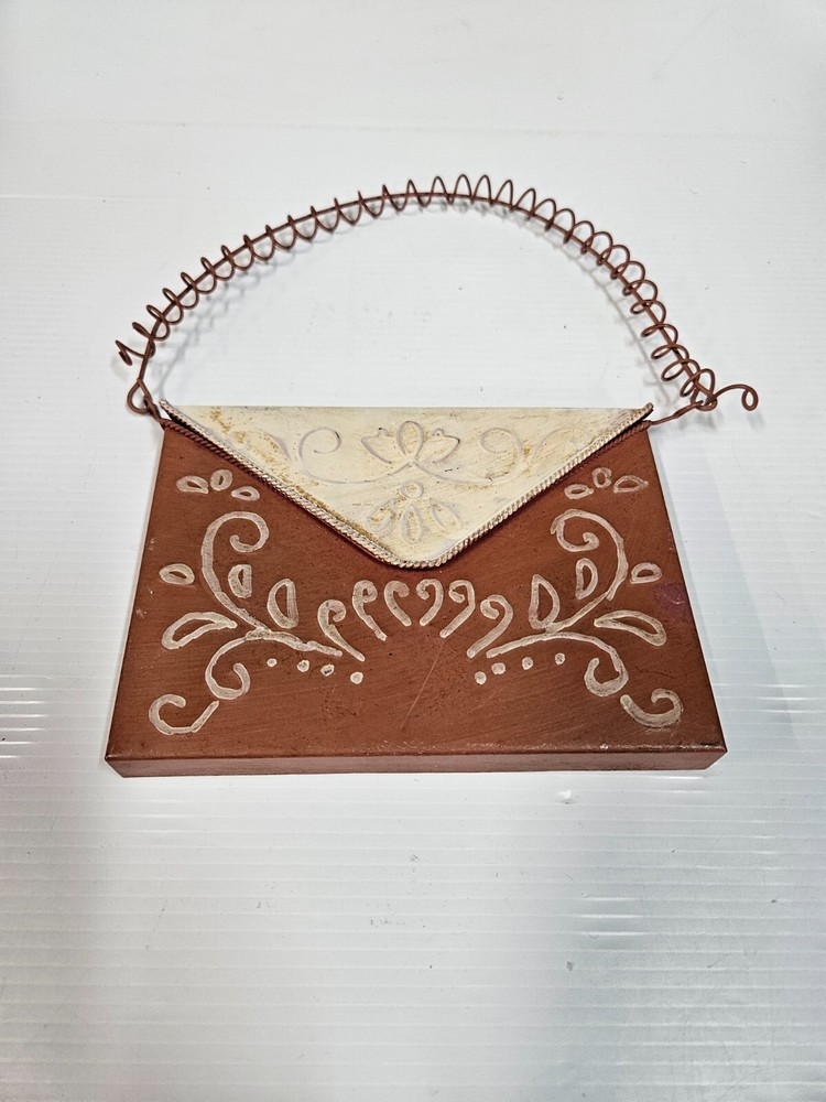 Wall Mount Metal Mail Holder Envelope Shape Mail hanging decor / Storage White!