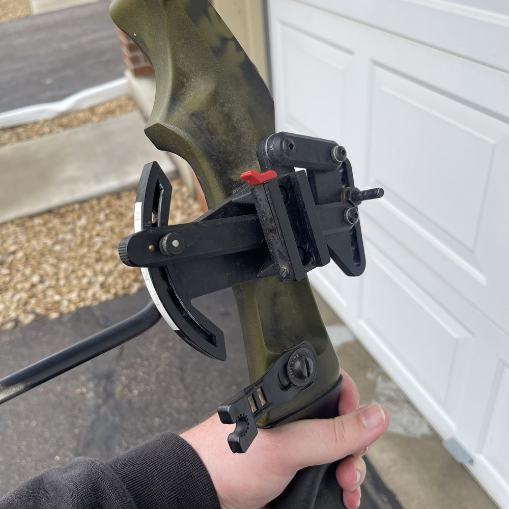 Vintage Bear archery whitetail II compound bow 39" string length