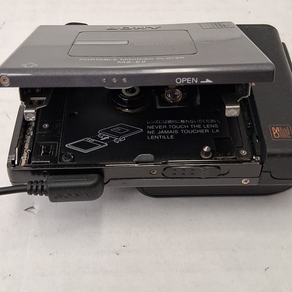 SONY MD Walkman MZ-E2 w/case, battery pack, remote, headphones, Powers On *READ*