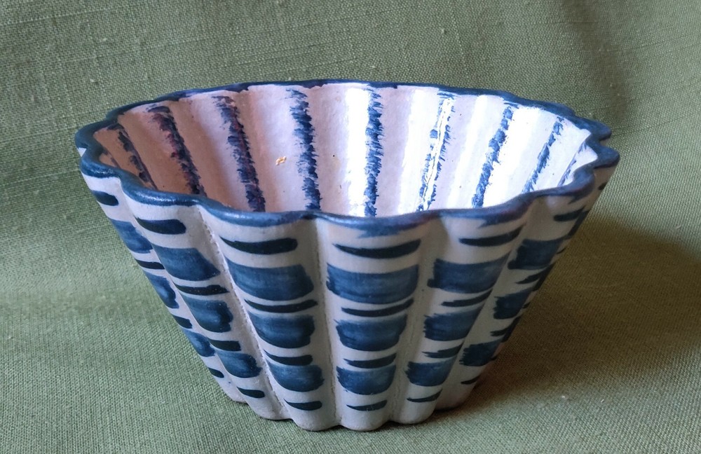 Small Artisan Art Pottery Blue Bowl 🎄 Signed VM ? 🎄 Studio 🎄 Nicely Made