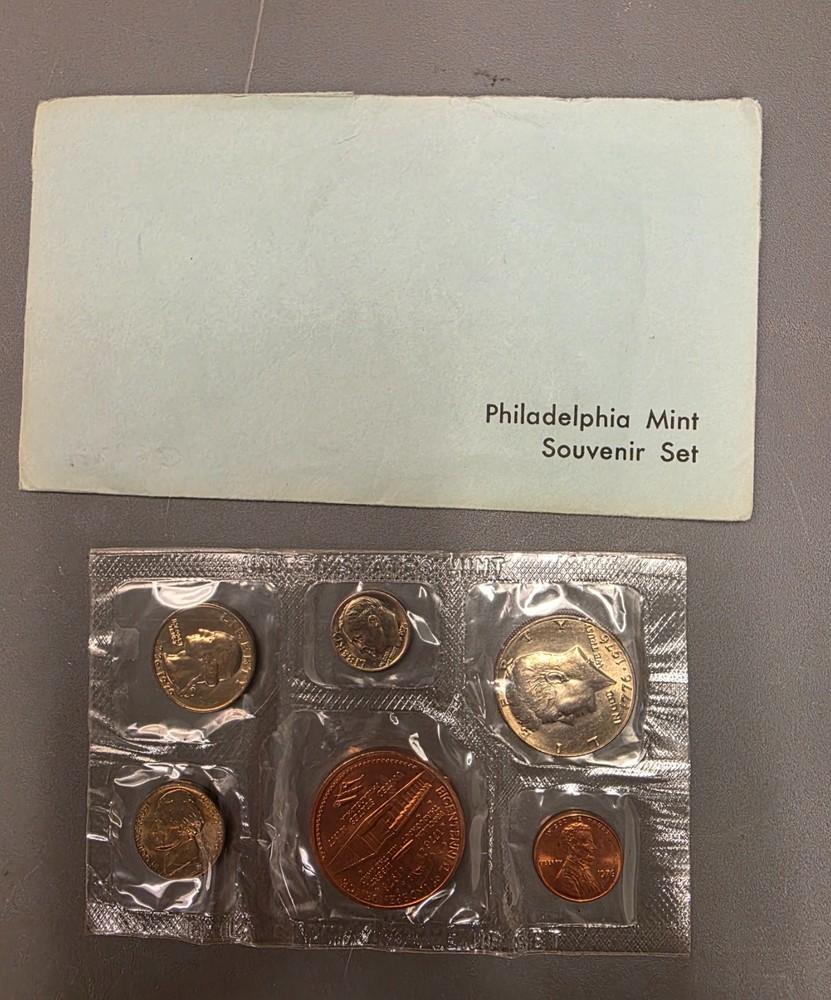 1976-P Official US Mint Souvenir Set with Envelope.