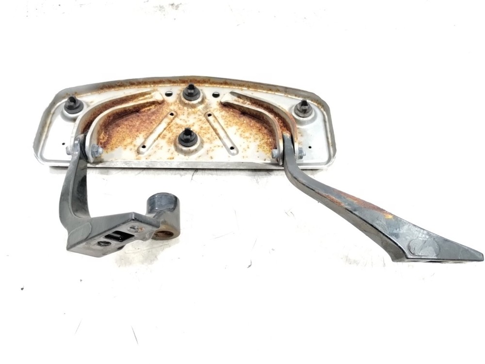 2005 Harley FXDL Dyna Low Rider Front Left Floorboard Mount Bracket