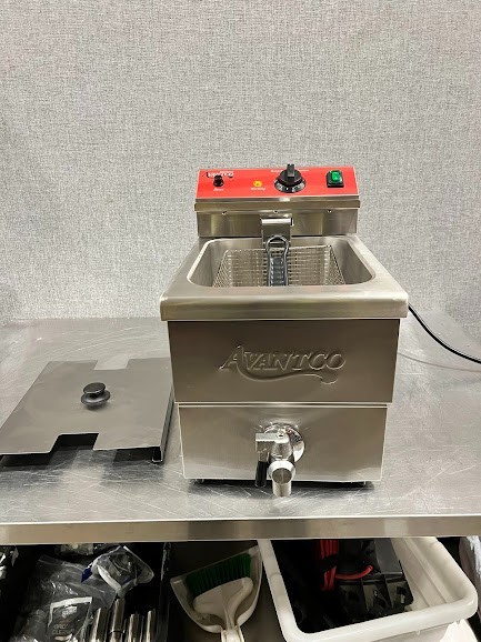 Avantco F200 15 lb. Medium-Duty Electric Countertop Fryer - 208-240V.