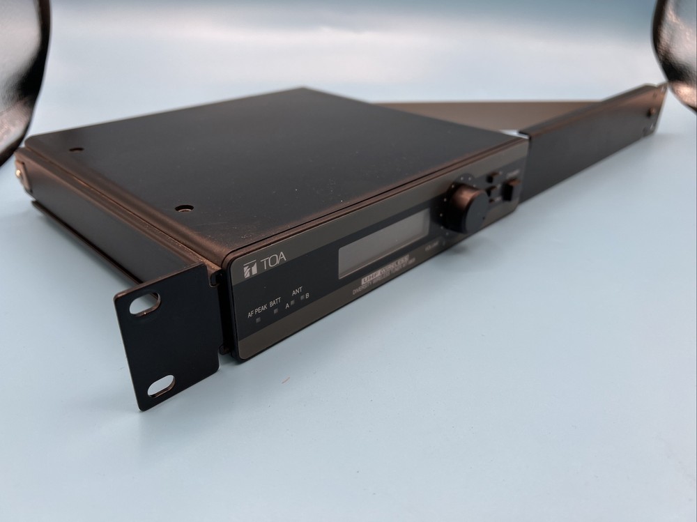 TOA WT-5805 UHF Diversity Wireless Tuner W/ Rack Mounts