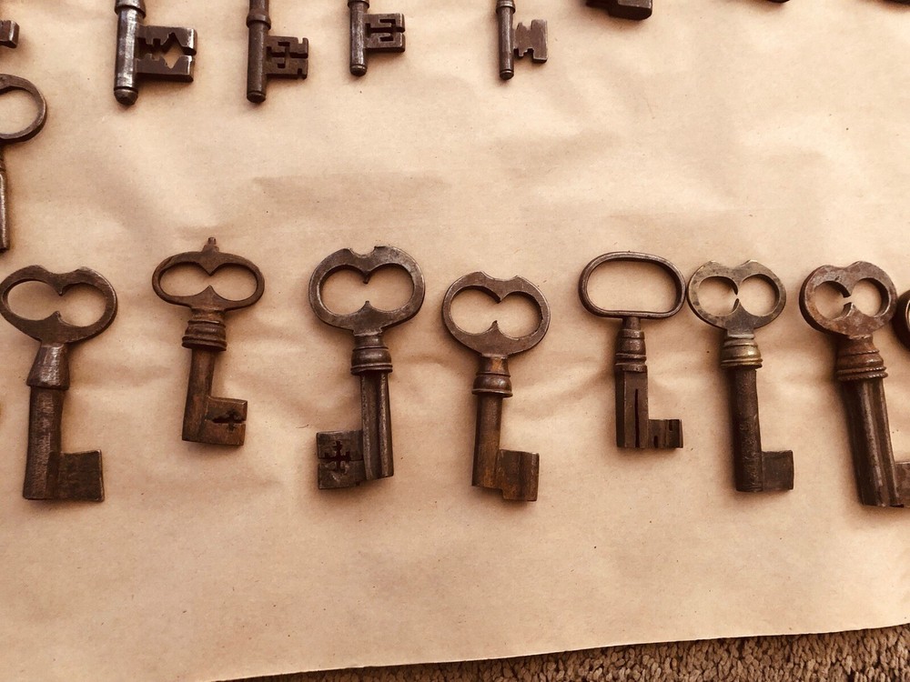Keys, iron fitting and lock collection.