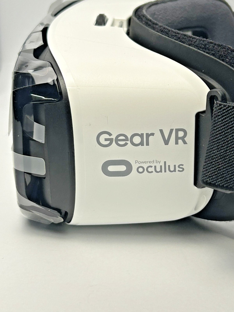 Samsung Gear VR Headset with Oculus - R322