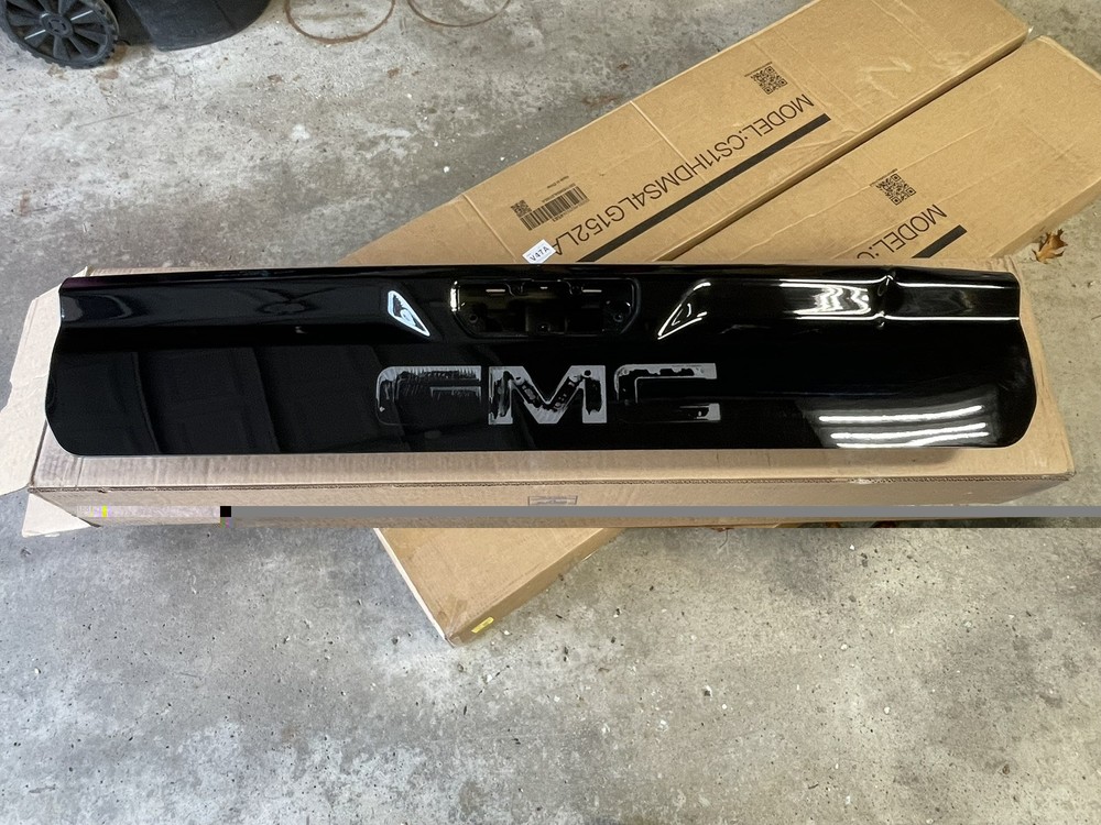2022 GMC Multi Pro Tailgate Upper Portion. Needs Repaired, Missing Letters.