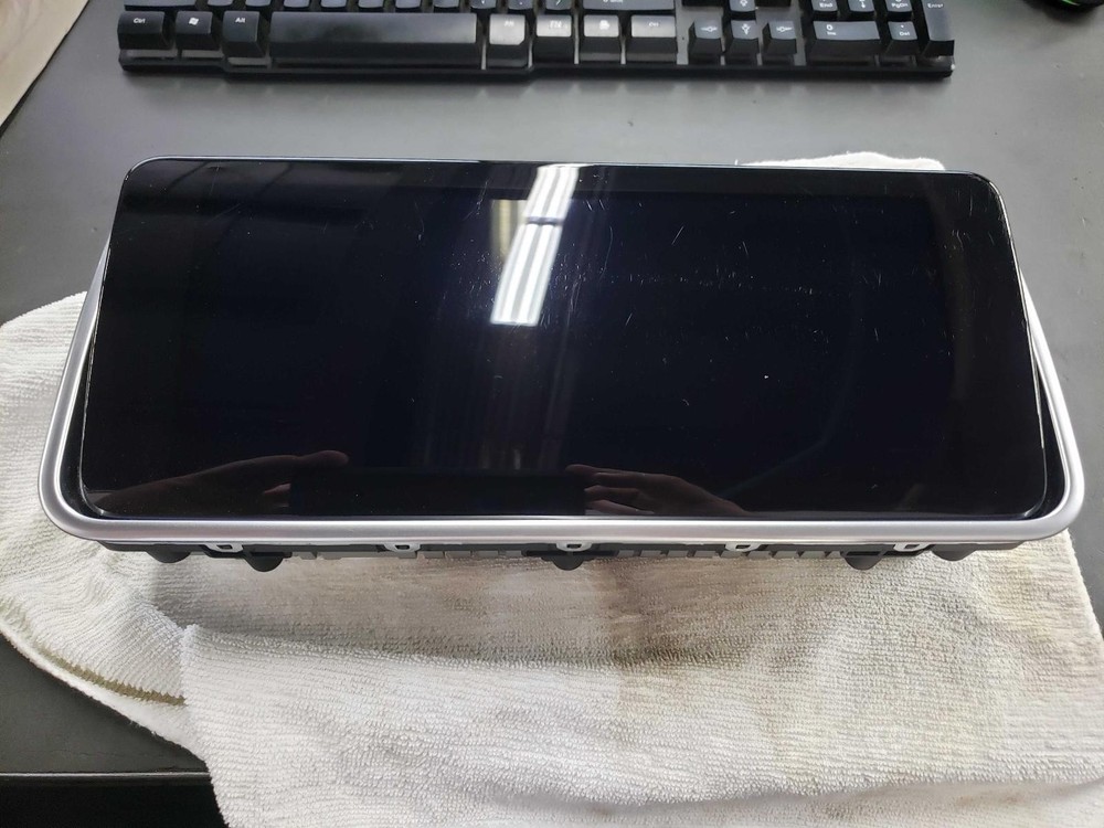 18 19 20 21 VELAR Display Screen center dash mounted