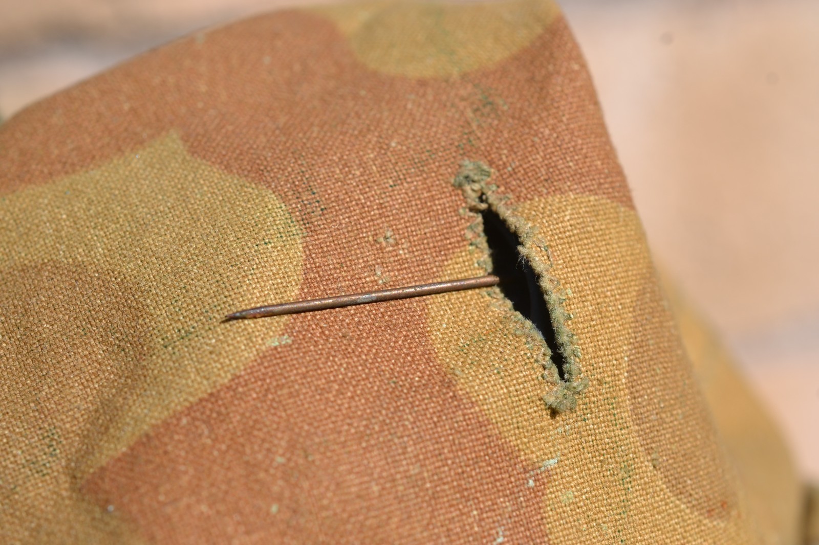 EARLY US ARMY M1 HELMET VIETNAM WAR VINTAGE CAMOUFLAGE COVER & PEACE PIN BUTTON