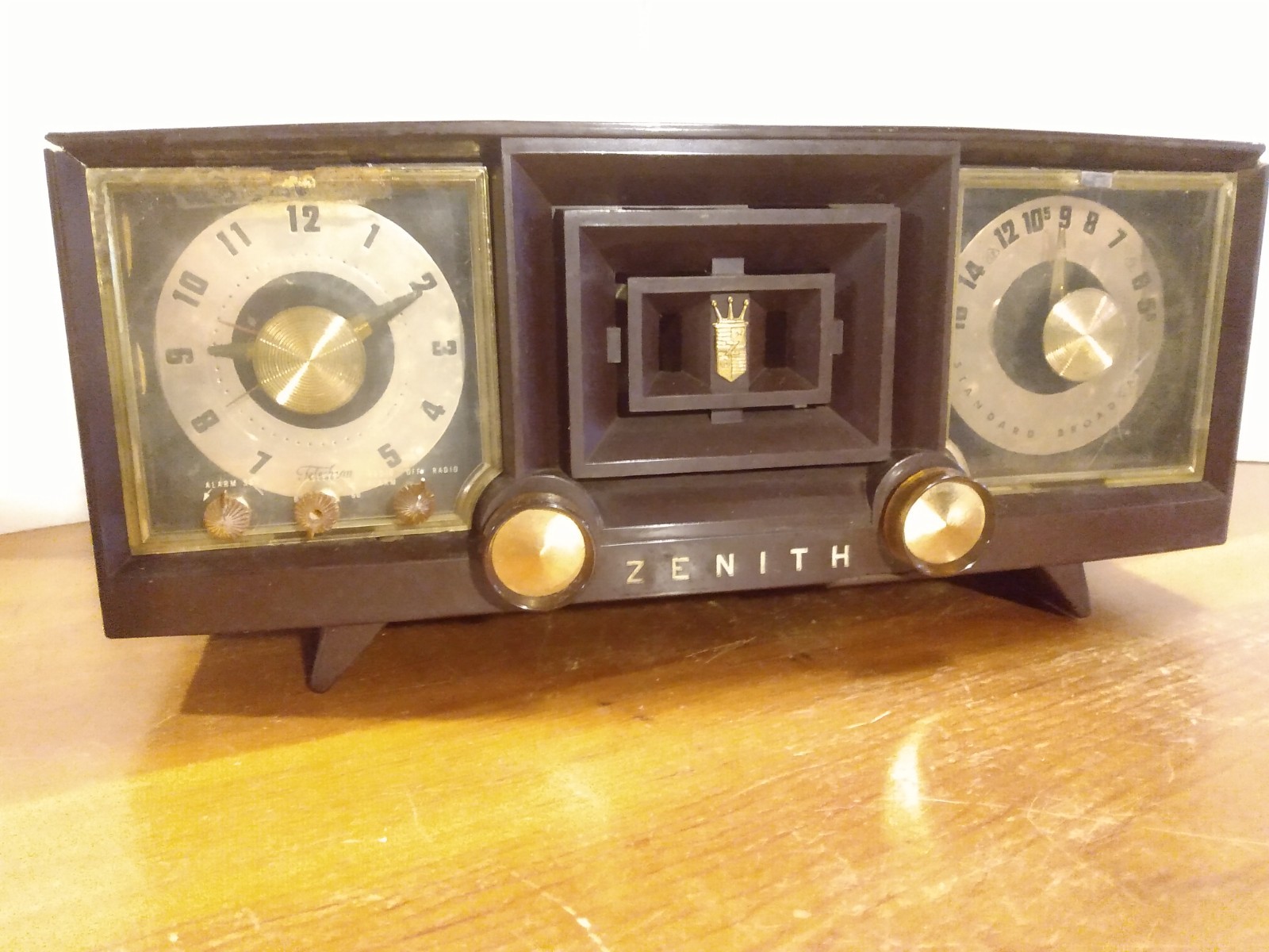 Vintage 1955 Zenith X519 AM Tube Clock Radio