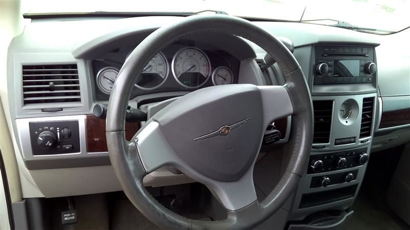 TOWN COUN 2010 Glove Box 103814830