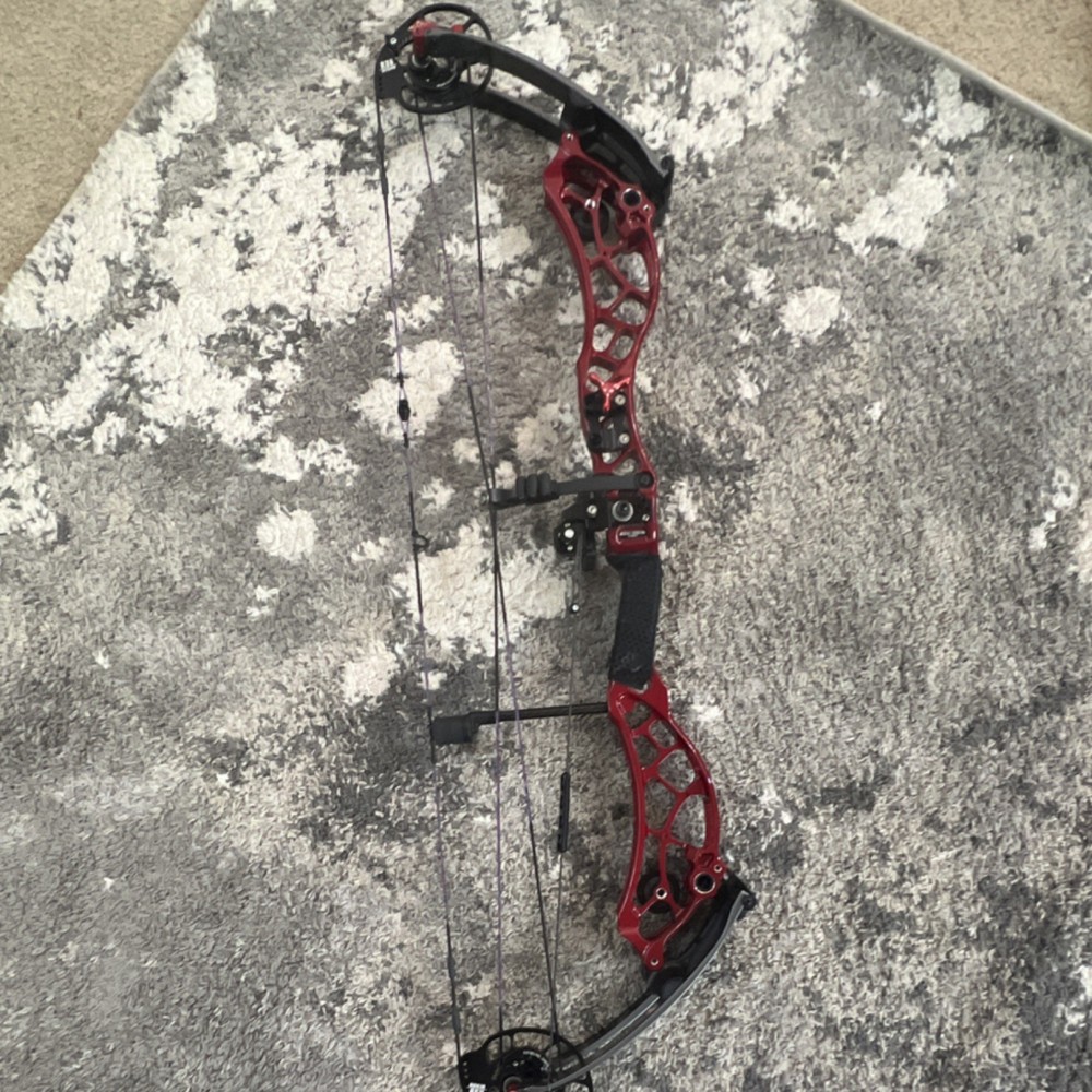 Bowtech R36 Medium Compound Bow Red Black Right Hand Target J18863
