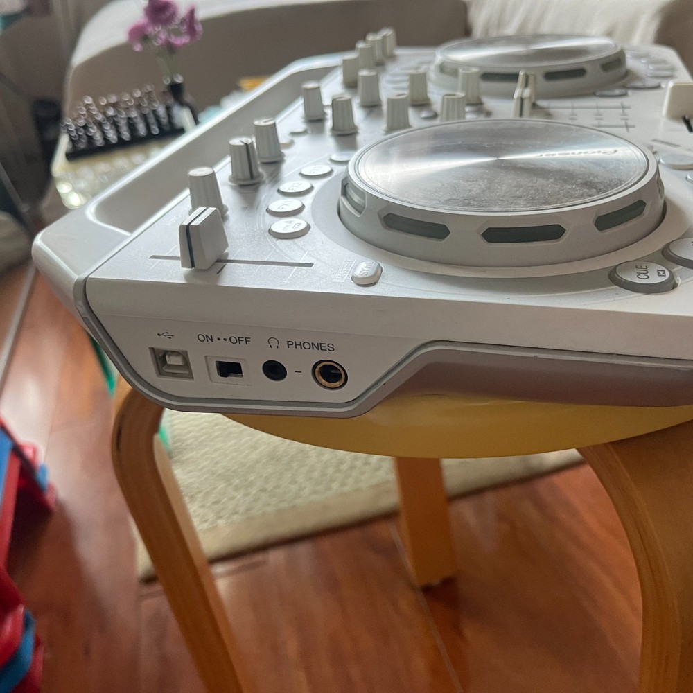 Pioneer DDJ - WeGo2-w DJ Controller (White)