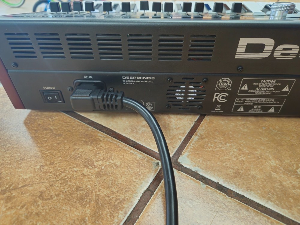 Behringer DEEPMIND6 Analog 6 Voice Polyphonic Synthesizer